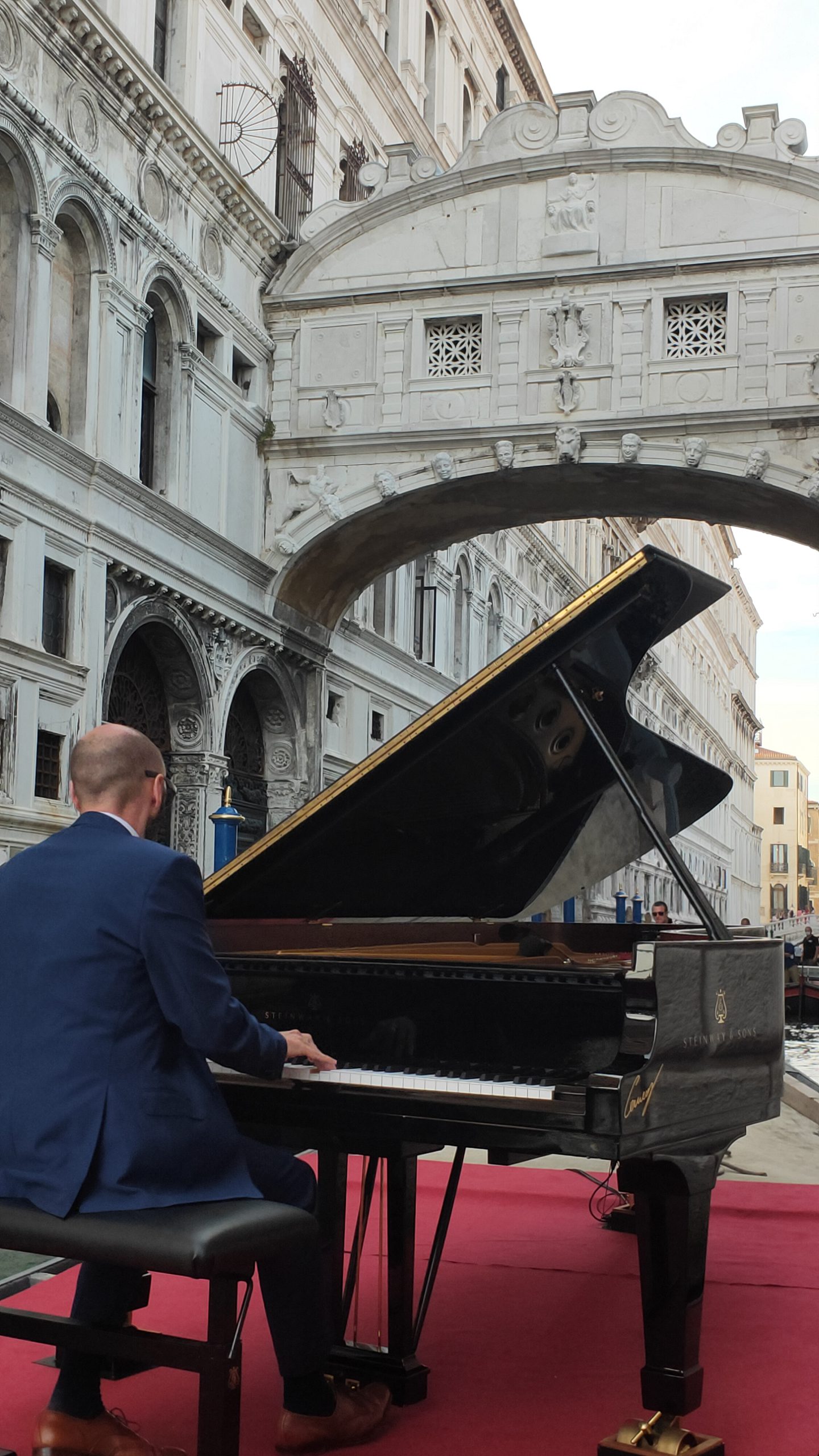 Sotto il Ponte dei Sospiri con Steinwey Grancoda da Concerto a Venezia